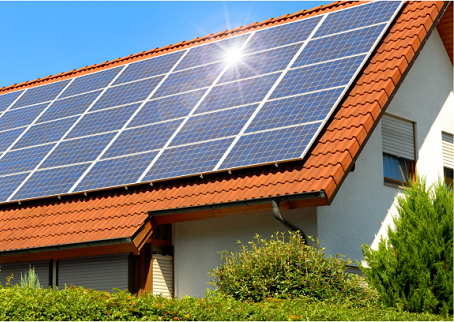 instalacja fotowoltaiczna na dachu budynku